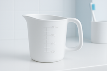 Load image into Gallery viewer, This plastic mouthwash cup has a volume of 500 ml. It features a convenient handle for easy gripping and controlled use. Its durable, lightweight design ensures reliable hygiene and comfort during rinsing. Ideal for both personal and professional settings, this cup supports effective oral care with practical functionality.
